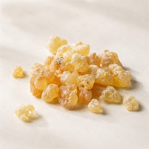 Boswellia (Weihrauchharz), goldbraune Harzbrocken.