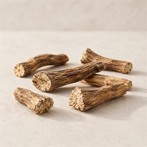 Getrocknete Stücke Enzianwurzel, gelblich-braun